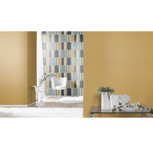 Helles Wohnzimmer mit gemusterter Tapete, Sessel und Dekorationen