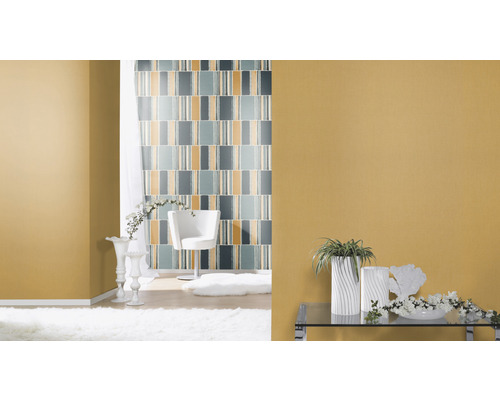 Helles Wohnzimmer mit gemusterter Tapete, Sessel und Dekorationen