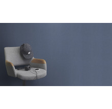 Grauer Sessel mit Mütze, Kopfhörern und MP3 Player