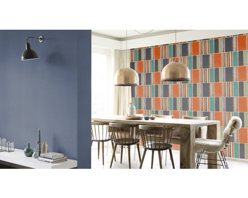 Esszimmer mit Esstisch, Stühlen, Wandleuchte und gemusterter Tapete