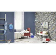 Helles Kinderzimmer mit Bett, Schreibtisch, Leiter und tropischer Dschungeltapete