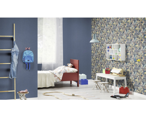 Helles Kinderzimmer mit Bett, Schreibtisch, Leiter und tropischer Dschungeltapete