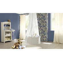 Helles Kinderzimmer mit Wickelkommode, Babywiege mit Himmel und Teddybären