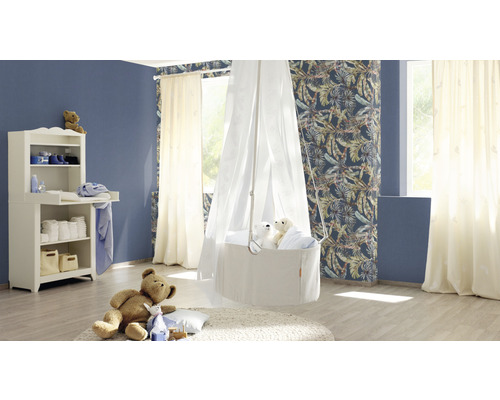 Helles Kinderzimmer mit Wickelkommode, Babywiege mit Himmel und Teddybären