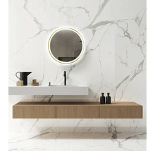 Modernes Badezimmer mit Marmorfliesen, Waschtisch und rundem Spiegel