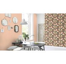 Esszimmer mit Esstisch, Stühlen, Spiegeln an der Wand und floraler Tapete