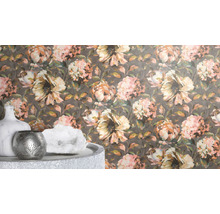 Dekorative Tapete mit floralem Muster, Vase, Teelichthalter und Dekokristall auf einem Tisch