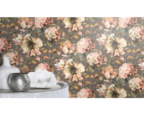 Dekorative Tapete mit floralem Muster, Vase, Teelichthalter und Dekokristall auf einem Tisch