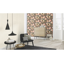 Wohnzimmer mit floraler Tapete, Kommode, Stuhl, Tisch und Pendelleuchten