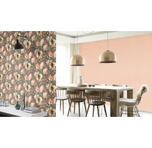 Wohnraumgestaltung mit floraler Tapete und Essbereich