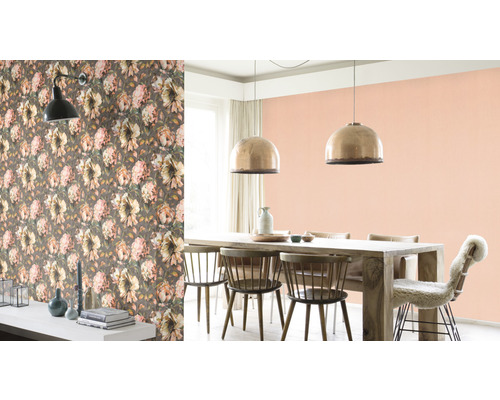 Wohnraumgestaltung mit floraler Tapete und Essbereich