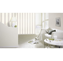 Wohnzimmer mit gestreifter Tapete, Sofa und Tisch.