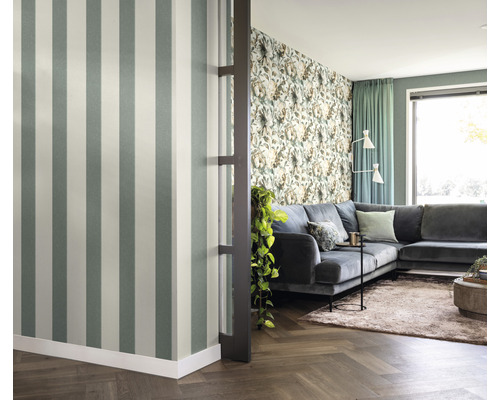 Wohnzimmer mit gestreifter Tapete und Ecksofa