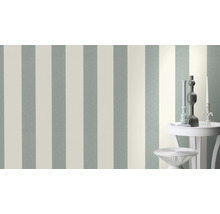 Raumansicht mit gestreifter Tapete, Beistelltisch und Dekoration