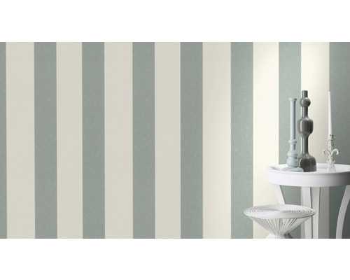 Raumansicht mit gestreifter Tapete, Beistelltisch und Dekoration