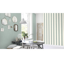 Heller Raum mit Esstisch, Spiegeln an der Wand und gestreifter Tapete