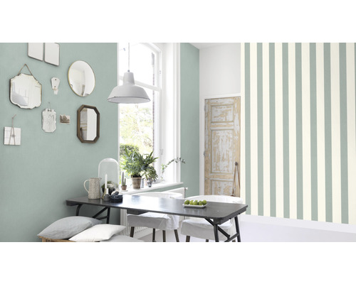 Heller Raum mit Esstisch, Spiegeln an der Wand und gestreifter Tapete