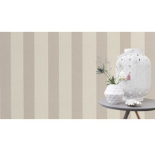 Dekoratives Stillleben mit gestreifter Tapete, Laterne und Vase auf einem Tisch.