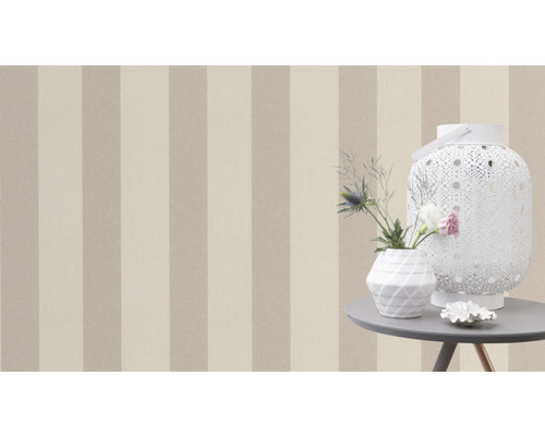 Dekoratives Stillleben mit gestreifter Tapete, Laterne und Vase auf einem Tisch.