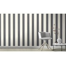 Raum mit gestreifter Tapete, Stuhl und Tisch