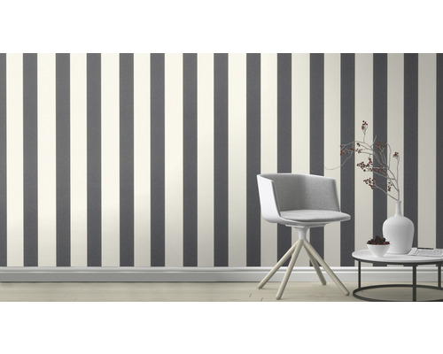 Raum mit gestreifter Tapete, Stuhl und Tisch