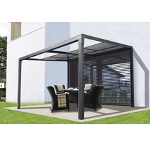 Terrassenüberdachung mit Gartenmöbeln auf einer Terrasse