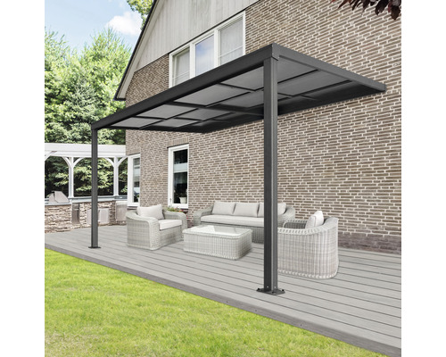 Pergola de terrasse autoportante en aluminium avec coin salon sur une terrasse