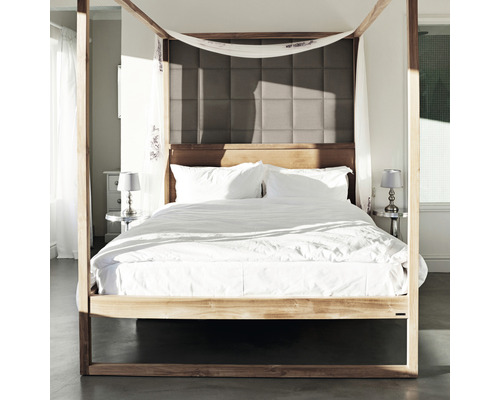 Lit à baldaquin, linge de lit et tête de lit rembourrée dans une chambre