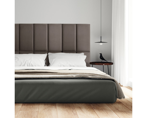 Chambre à coucher avec lit, table de chevet et décoration