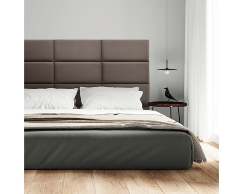 Chambre moderne avec lit, table de chevet et lampe