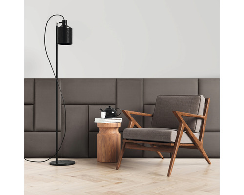 Salon avec fauteuil, lampadaire et table d''appoint