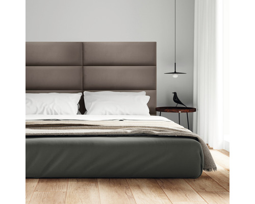 Chambre avec lit, table de chevet et lampe