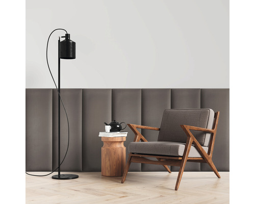 Vue d''une pièce avec fauteuil, lampadaire et table d''appoint