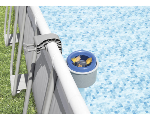 Pool Skimmer hängt an einem Stahlrahmenpool