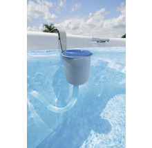 Pool Skimmer im Schwimmbecken zur Reinigung des Wassers