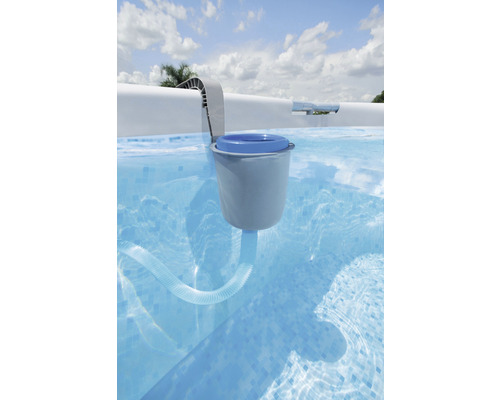 Pool Skimmer im Schwimmbecken zur Reinigung des Wassers