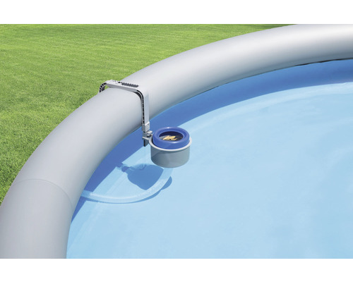 Pool mit Oberflächenskimmer zur Reinigung des Wassers