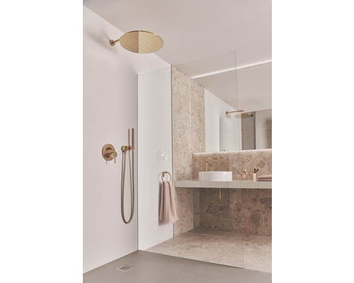 Salle de bain moderne avec douche, lavabo et miroir
