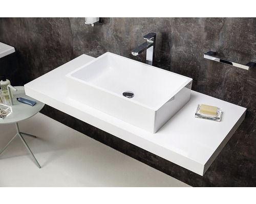 Salle de bains moderne avec vasque à poser blanche sur plan de toilette