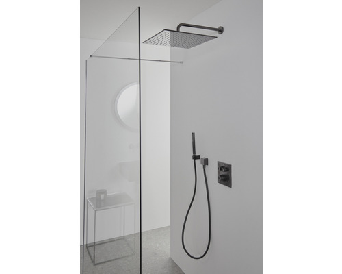 Salle de bains avec pomme de douche, douchette et paroi en verre