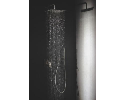 Douche de pluie avec douchette et eau courante dans la salle de bains.