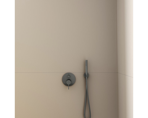 Unterputz-Brausegarnitur an einer Wand