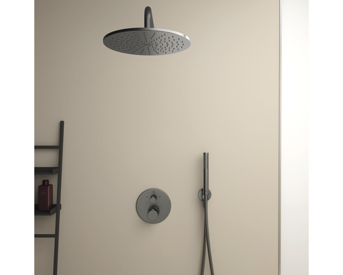 Duscharmatur mit Kopfbrause und Handbrause im Badezimmer