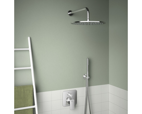 Espace de salle de bains avec douche de pluie, douchette, robinetterie et porte-serviettes