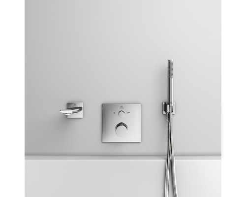 Robinet de baignoire apparent avec douchette à main sur un mur