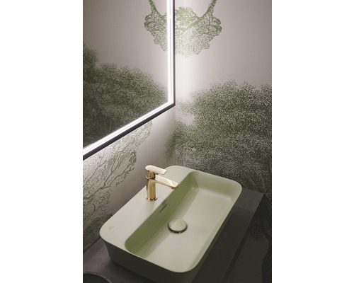 Badezimmer mit rechteckigem Aufsatzwaschbecken, Armatur und beleuchtetem Spiegel