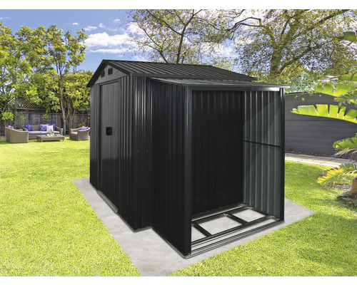 Abri de jardin avec porte ouverte dans le jardin