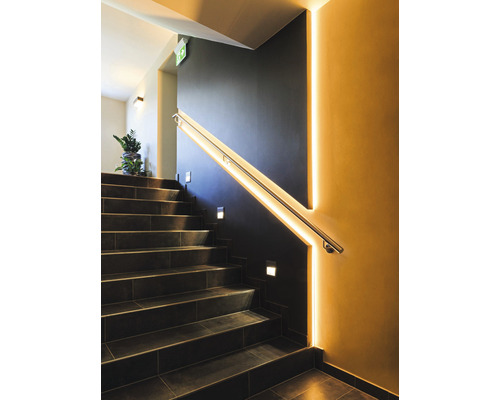 Cage d''escalier avec escalier, rampe et éclairage LED