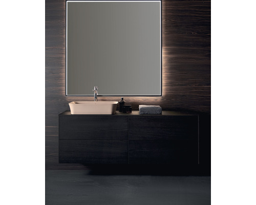 Salle de bain moderne avec lavabo, meuble sous-lavabo et miroir éclairé