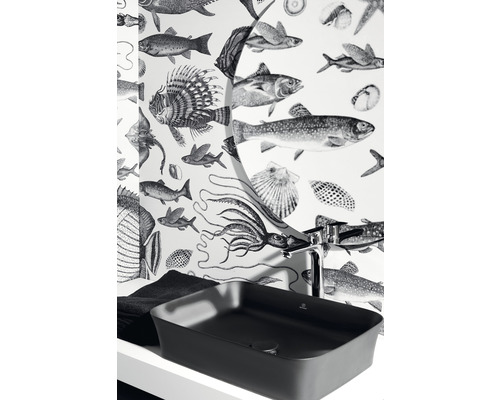 Lavabo de salle de bain avec robinet devant un papier peint à motifs de poissons